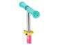Gros plan du guidon turquoise d'une trottinette avec le texte « SCOOTER » et une tige rose