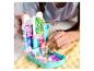 Un enfant joue avec un ensemble de jeu Gabby's Dollhouse Purrfect Dollhouse sur une couverture jaune.