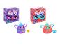 Deux jouets interactifs Furby colorés avec peignes et boîtes.