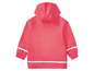 Un imperméable rose à capuche pour enfants.