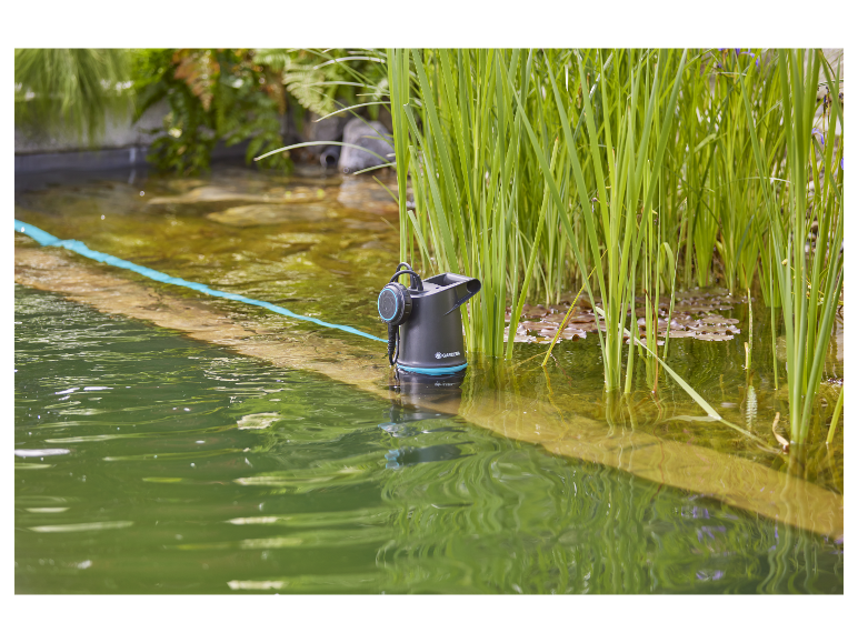 Pompe Gardena pour bassin, immergée dans l'eau entre les plantes.