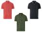Trois polos : rouge, noir, et vert à motif tropical.