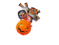 Bonbons et friandises d'Halloween dans un seau citrouille orange.