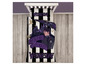 Un lit avec une couette 'Wednesday' avec un motif Nevermore Academy