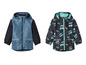 Deux imperméables pour enfants, un bleu et un avec un motif de bus et de scooter.