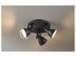 Un luminaire de plafond noir avec trois lumières ajustables.