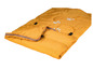 Un sac de couchage jaune avec un motif d'empreintes de pattes d'ours.