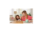 Mère et fille jouent avec des jouets à table, buvant du thé.