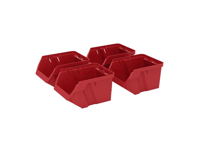 Quatre bacs de rangement rouges à façade ouverte, disposés en groupe.
