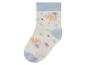 Une chaussette blanche avec un arc-en-ciel et des accents bleus.