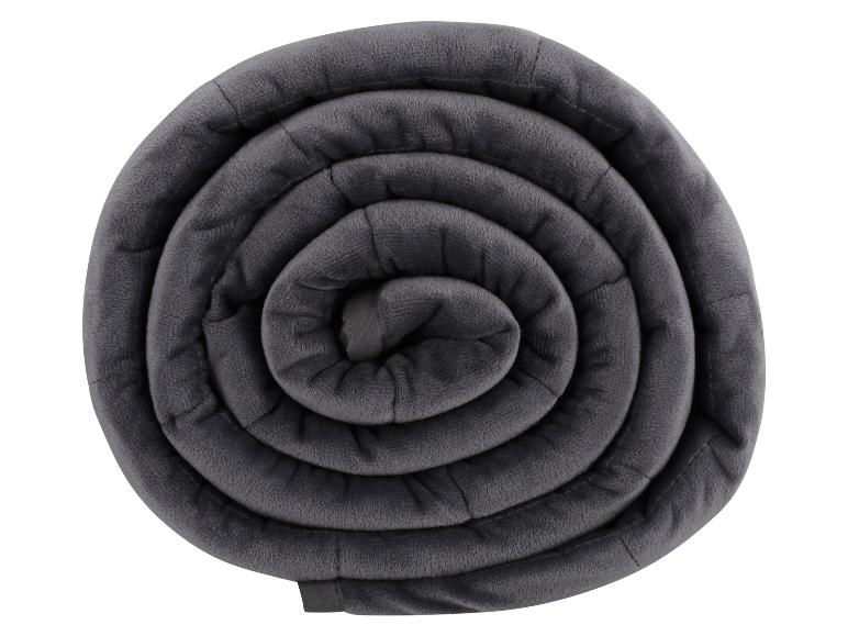 Un drap de velours gris foncé moelleux roulé en spirale.