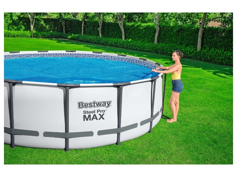 Piscine Bestway Steel Pro MAX avec couverture, installée dans un jardin.