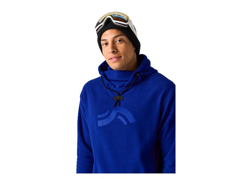 Homme en sweat à capuche bleu et lunettes de ski.