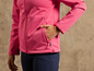 Une veste softshell rose avec une fermeture éclair et le logo 'Explore'.