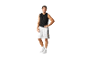 Homme en débardeur noir et short de basket blanc.