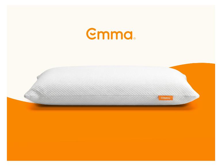 Oreiller blanc à surface texturée sur fond orange et crème