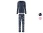 Un pyjama bleu à manches longues avec un imprimé floral.