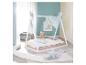 Chambre d'enfant avec un lit tipi blanc, une literie rose et des oreillers en forme d'étoile.