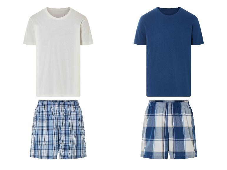 T-shirts et shorts : un blanc, un bleu marine, et des shorts à carreaux bleus.