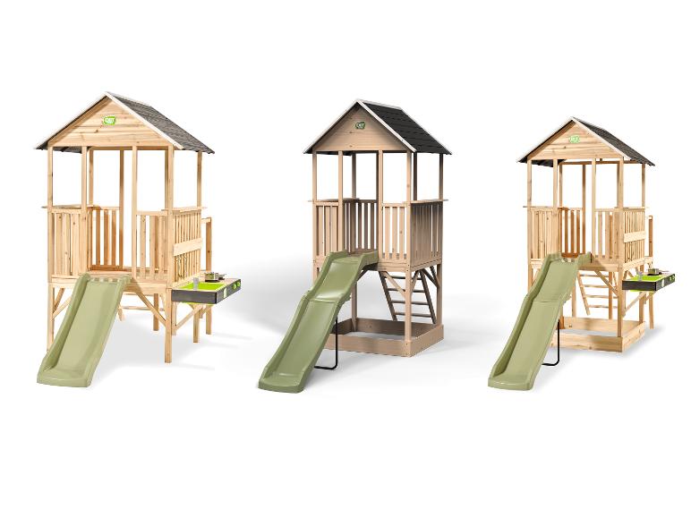 Trois cabanes de jeu en bois avec toboggan et cuisine de boue pour enfants.