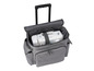 Un sac de couture gris à roulettes, avec une machine à coudre à l'intérieur.