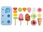 Ensemble de jeu en bois avec glaces, fruits et moule à glace.