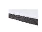 Coin de matelas avec housse blanche et bord en maille grise.