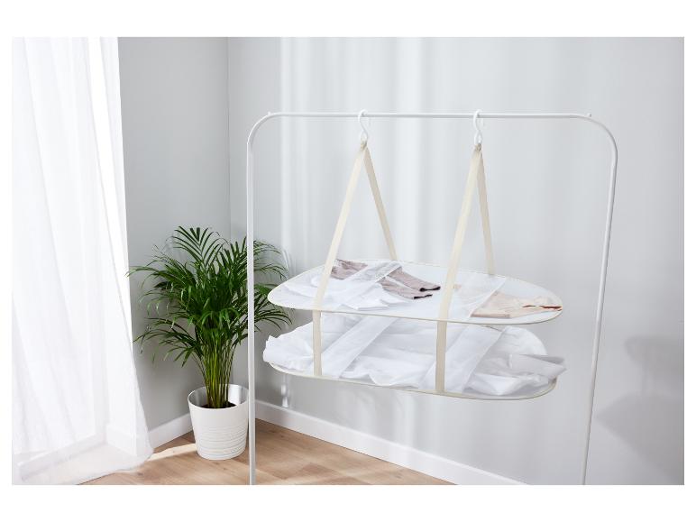 Chemises blanches et chaussettes séchant sur un étendoir à linge