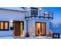 Lumières et décorations de Noël extérieures sur une maison enneigée