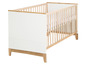 Un lit bébé blanc avec des barreaux en bois et des pieds.