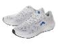 Deux paires de baskets blanches et bleues.