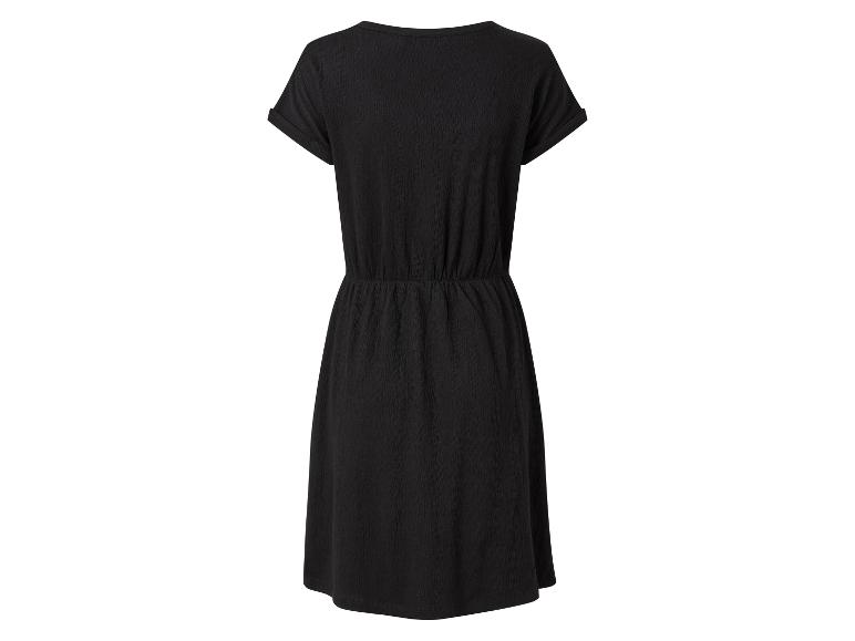Robe courte noire d'été avec un col rond.