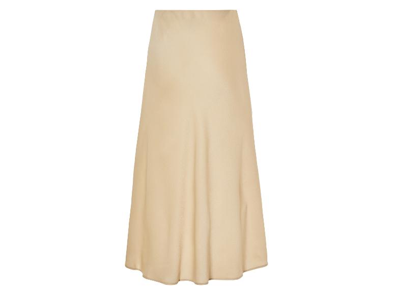 Une jupe en satin beige.