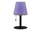 Lampe de table à abat-jour violet clair et base noire.