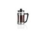 Une cafetière à piston en argent avec du café préparé.