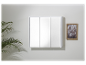 Une armoire de salle de bain moderne blanche à trois portes accrochée au mur.