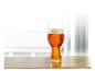 Bière artisanale dans un verre à pied sur une table en bois.