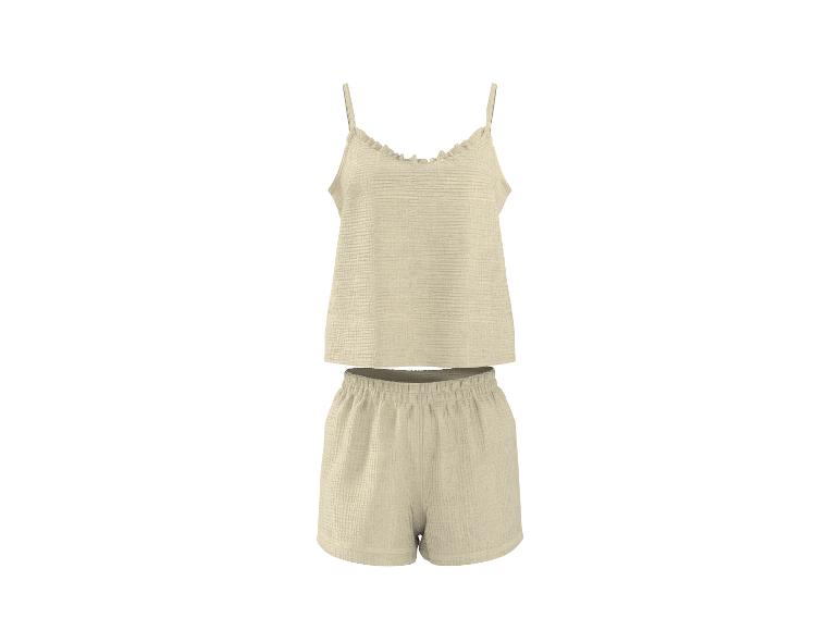Ensemble de pyjama deux pièces beige avec débardeur à fines bretelles et short.