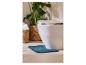 Toilettes blanches avec un tapis de bain bleu, une plante et des paniers tressés avec du papier toilette.