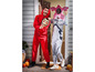Deux personnes en costumes d'Halloween, l'une avec un masque de 'La Casa de Papel' et l'autre avec un costume de Demogorgon de 'Stranger Things'.