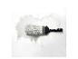 Pinceau appliquant de la peinture gris clair sur une surface blanche, avec des coulures.