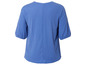 Un t-shirt en coton bleu clair à manches courtes.