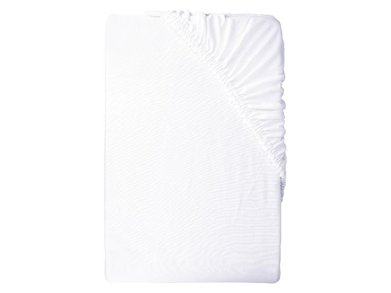 Un drap-housse blanc plié.