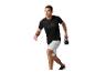 Homme faisant du sport avec un kettlebell et portant un t-shirt noir.