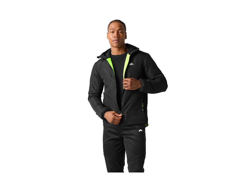 Homme en veste et pantalon de sport noirs avec des détails vert lime