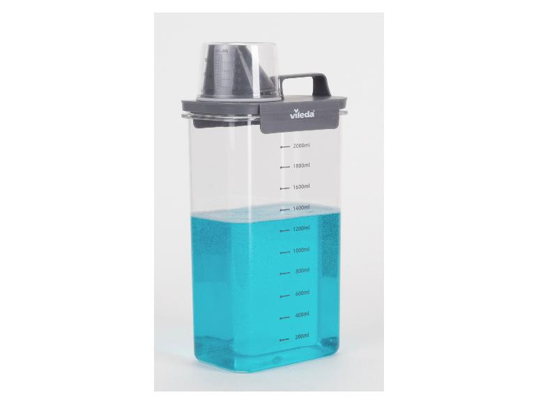 Distributeur de liquide transparent avec liquide bleu, échelle de mesure jusqu'à 2000 ml et gobelet doseur.