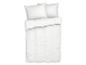 Lit avec draps et oreillers blancs.