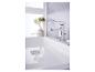 Un robinet de lavabo chromé de style moderne sur un lavabo blanc.