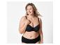 Une femme porte un soutien-gorge et une culotte noirs.