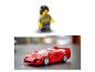 Une Ferrari F40 LEGO rouge avec une figurine LEGO.